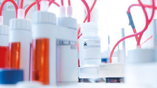 Ansicht eines Labors mit Chemikalien-Flaschen